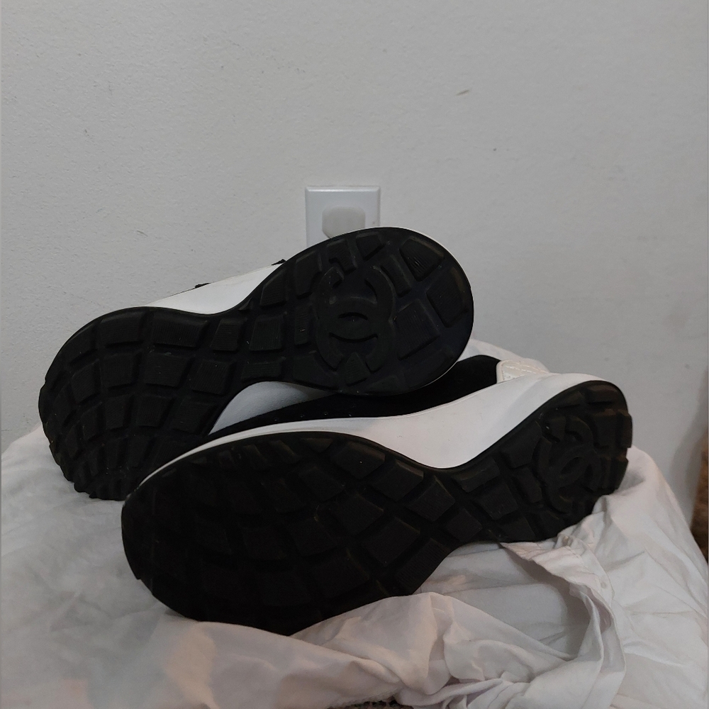 Black and White Gym Shoes size 39 - Picture 6 of 8